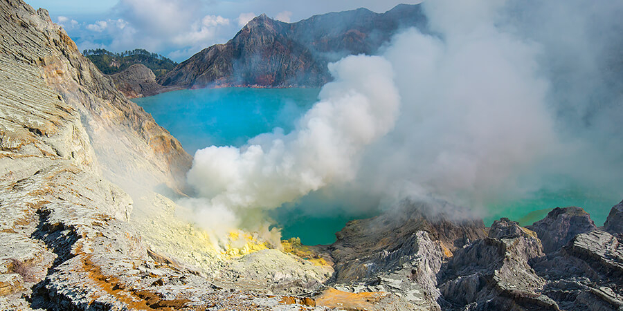 Höhepunkt der Indonesien Rundreise: der rauchende Krater des Mount Ijen auf Java