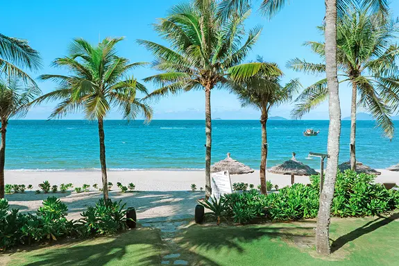 Der Garten des Boutique Hotel Hoi An grenzt direkt an den Sandstrand in Hoi An