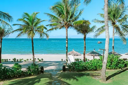Der Garten des Boutique Hotel Hoi An grenzt direkt an den Sandstrand in Hoi An