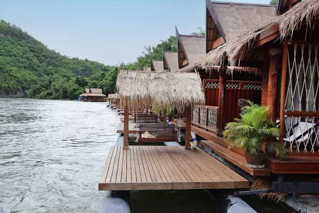 Schwimmendes Hotel direkt am Fluss River Kwai