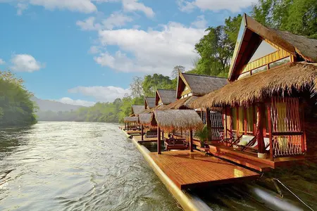 Schwimmendes Hotel direkt am Fluss River Kwai