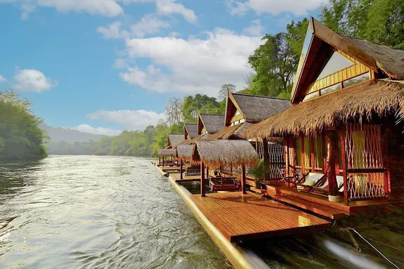 Schwimmendes Hotel direkt am Fluss River Kwai