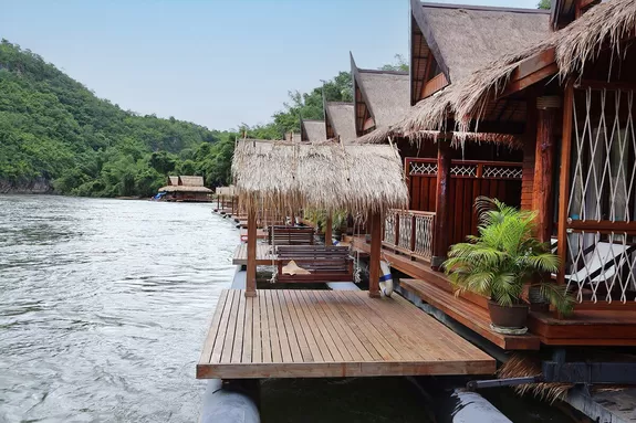 Schwimmendes Hotel direkt am Fluss River Kwai