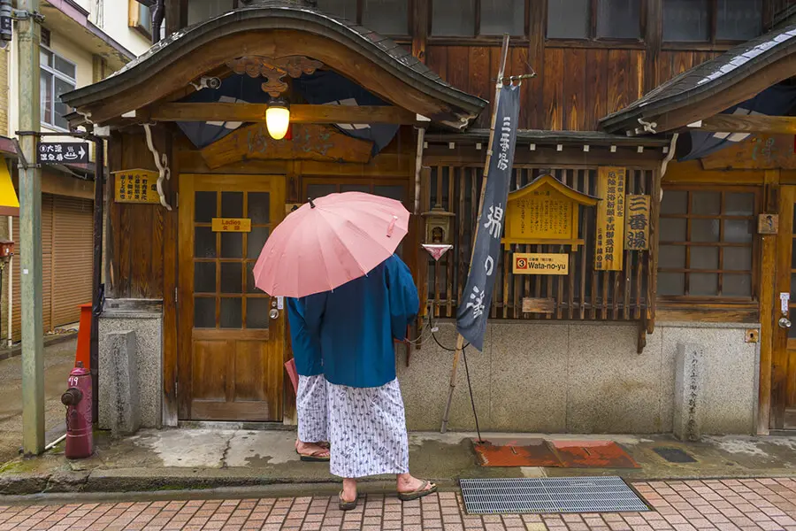 Übernachtung in einem traditionellen Ryokan mit Onsen