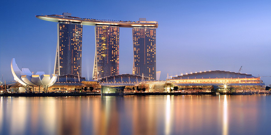 Singapores Skyline mit dem charakteristischen Hotel Marina Bay Sands