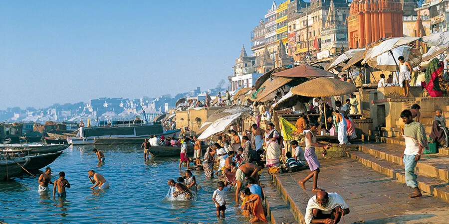 Besonders am Ufer des Ganges im heiligen Varanasi sind Verhaltensregeln nützlich