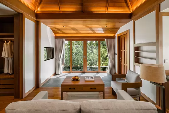 Helle, stilvolle Cottages des Hotels The Surin auf der Insel Phuket