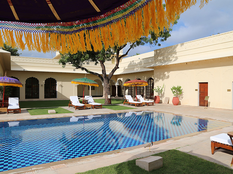 Poolanlage im zauberhaften Zeltcamp Oberoi Vanyavilas bei Ranthambore