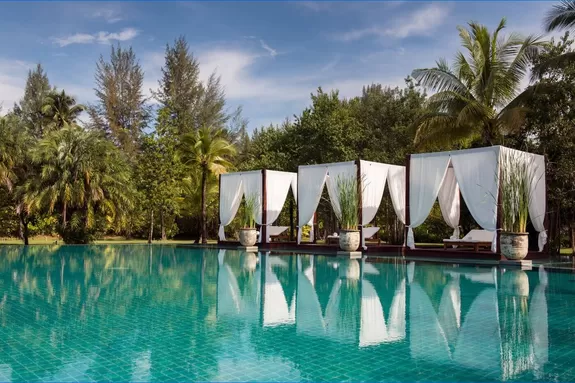 Ruhe und Erholung am Pool im Hotel The Sarojin Khao Lak