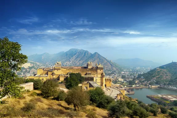 Indien Rundreise: Fort Amber thront auf Hügel ausserhalb Jaipur