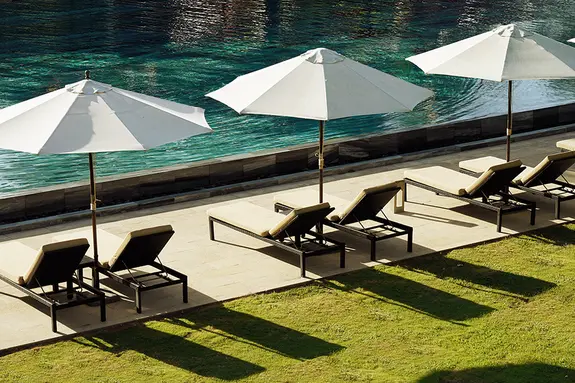 Herzstück der Hotelanlage ist der einladende Pool mit Liegestühlen zum Relaxen