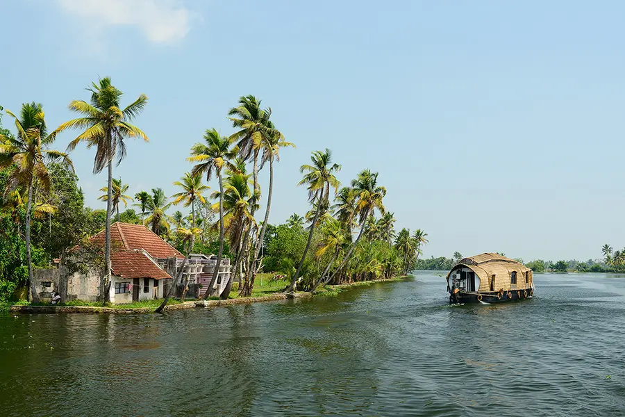 Kanäle, Vembanadsee und Wasserstrassen in Kerala: Fortbewegung per Boot