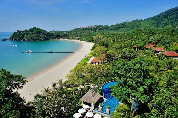 Blick auf Bucht und Strandresort Pimalai auf Koh Lanta, Thailand