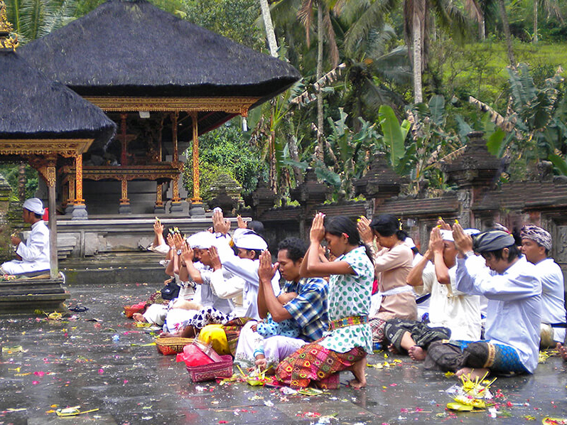 Betende Gläubige im Besakih Tempel auf Bali