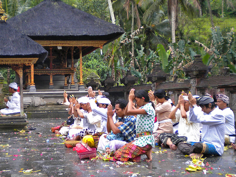 Betende Hindus im Besakih Tempel auf Bali