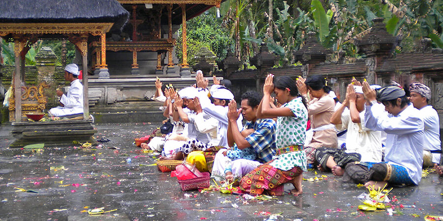 Religiöse Zeremonie im Wasserheiligtum Pura Tirta Empul
