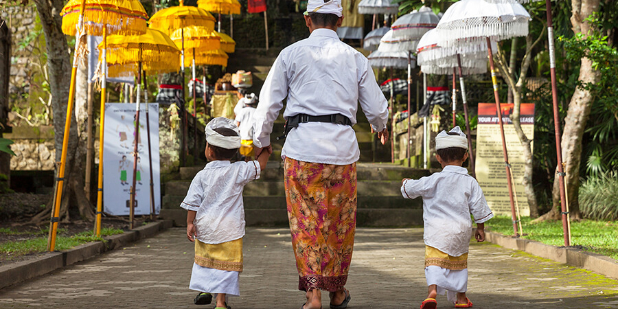 Reise Bali authentisch: Prozession unterwegs