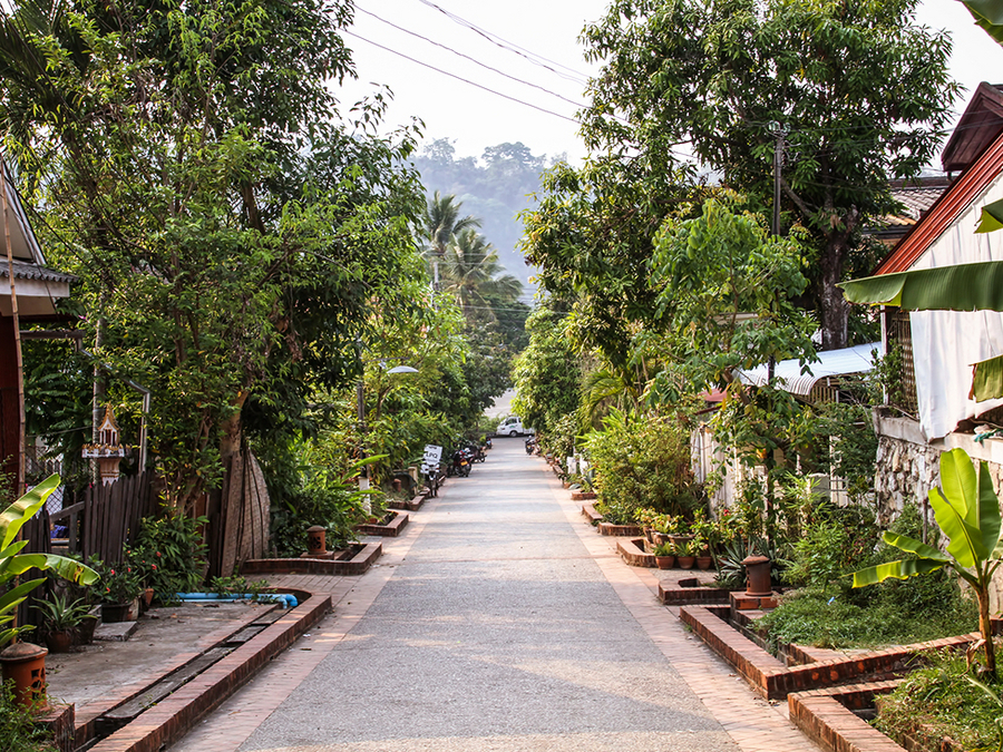 Indochina Rundreise: unterwegs im Privatwagen mit Chauffeur und eigener Reiseleitung