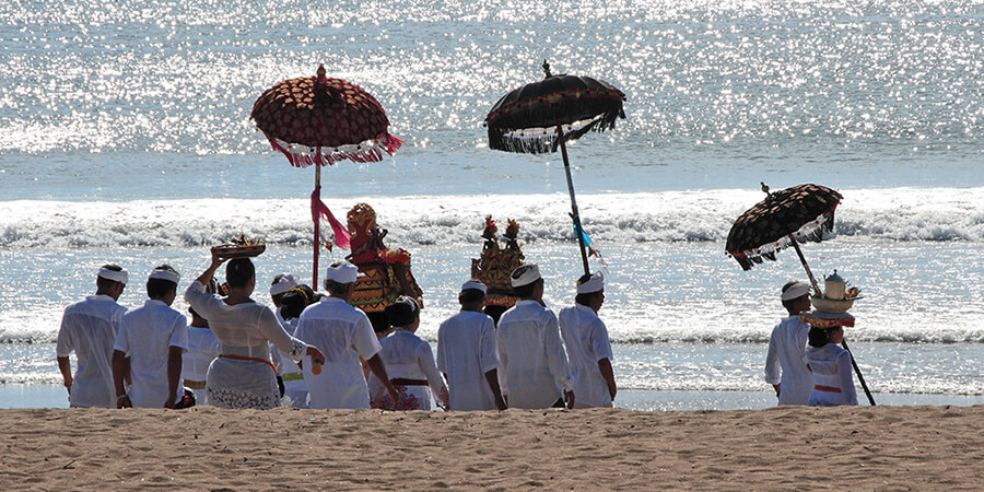 Fest im Alltag verankerte Religion: Prozession auf Bali