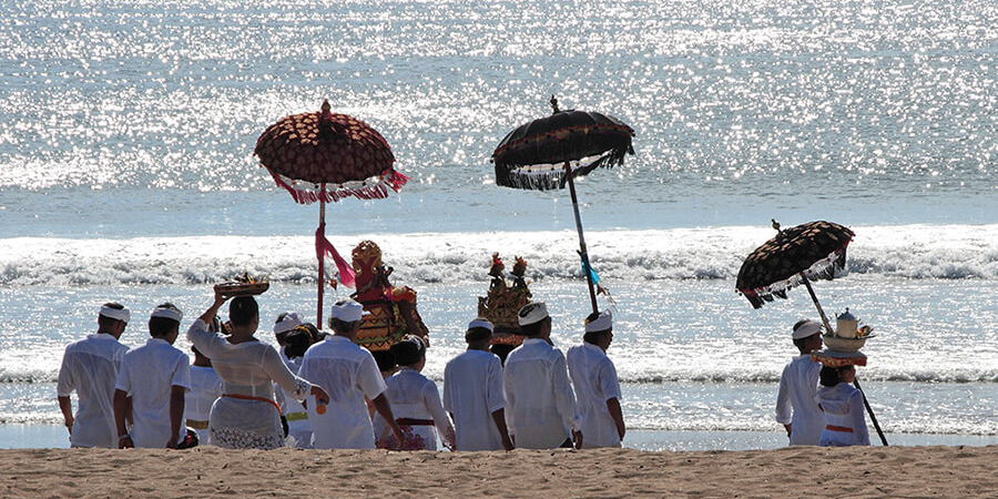 Prozession am Strand von Bali