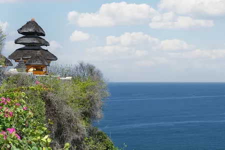 Tempel auf der Klippe über dem Meer in Bali