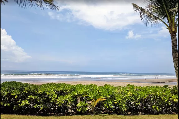 Langer Sandstrand von Seminyak, auch bei Surfern beliebt