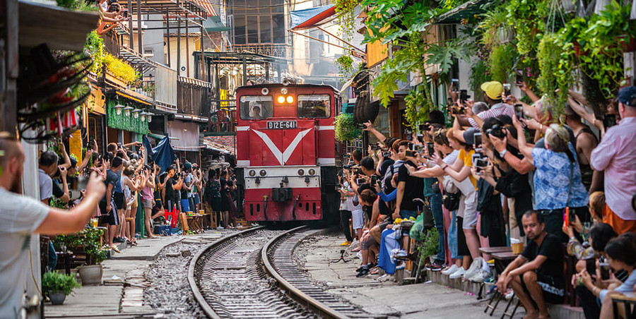 Touristenmagnet Hanoi Train Street: Zug fährt durch Marktgeschehen