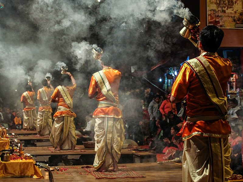 Bleibendes Erlebnis auf Indien Rundreisen: die Zeremonien am Heiligen Fluss Ganges in Varanasi