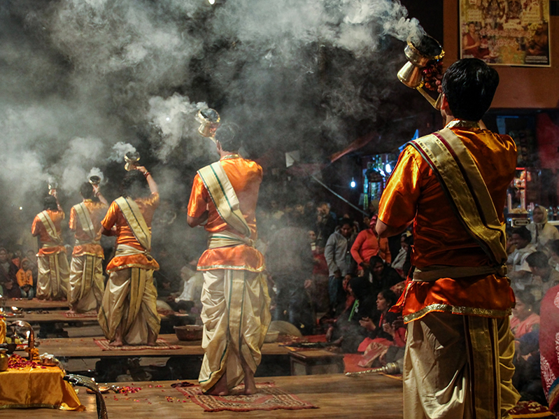 Zeremonien und Gebete zu Ehren des Ganges, des heiligen Flusses in Varanasi Benares
