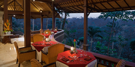 Balinesisches Abendessen auf der stimmungsvollen Terrasse mit Blick ins üppig bewachsene Tal