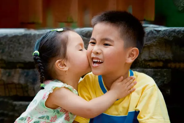 Fröhliche chinesische Kinder vor alten Mauern