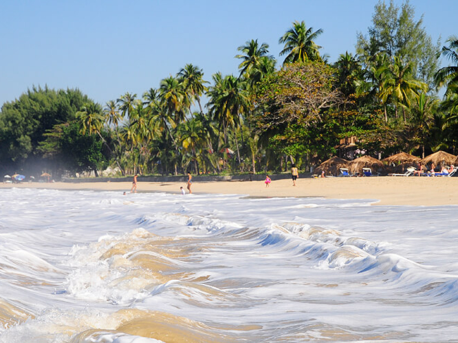 Baden am Strand von Ngapali