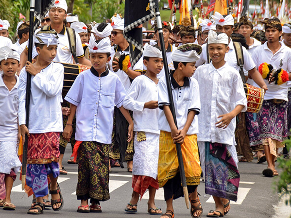 Hinduistische Prozession und Zeremonie auf Bali