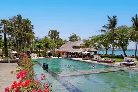 Poolanlage und Restaurant im Belmond Hotel Jimbaran Puri