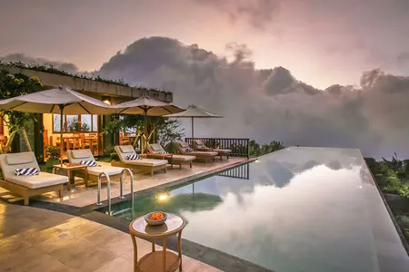 Luxusreise Bali - Infinitypool im Hotel Munduk Moding Plantation