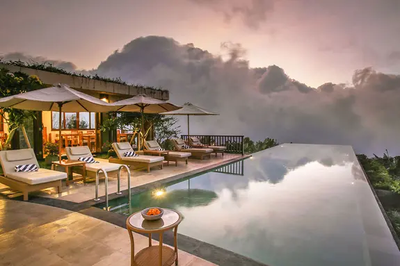 Luxusreise Bali - Infinitypool im Hotel Munduk Moding Plantation