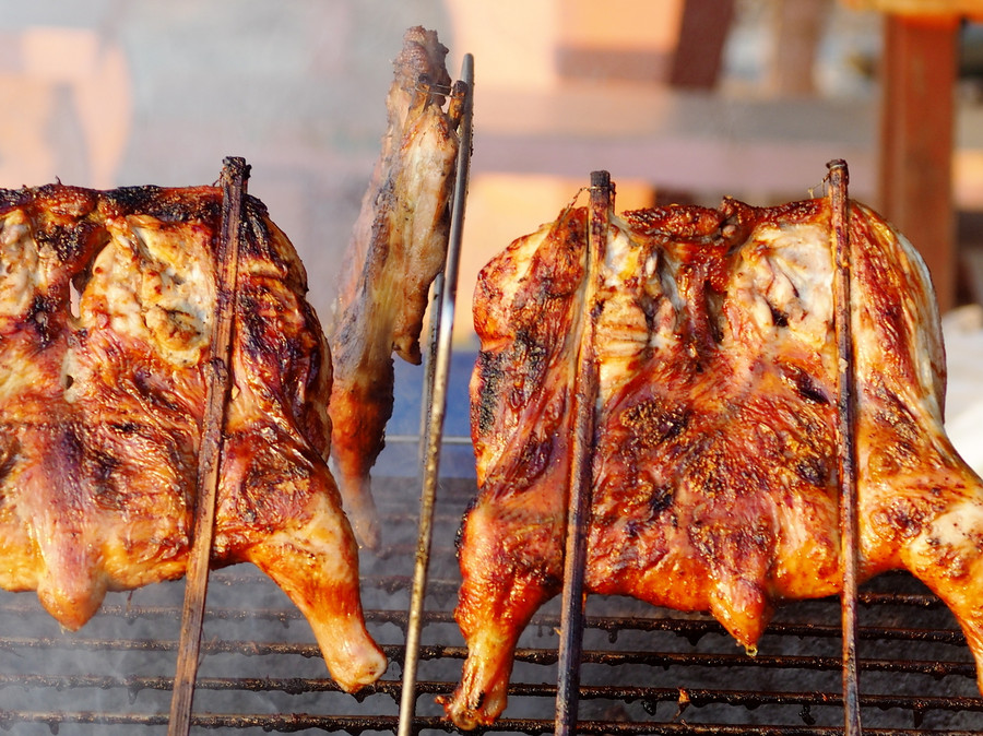 In Gassenküchen wird gebrutzelt und gebraten - es riecht verlockend