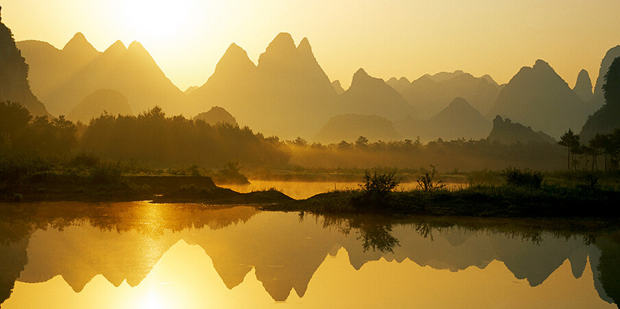 Charakteristische Landschaft mit Flüssen und Kalksteinfelsen bei Yuangshuo