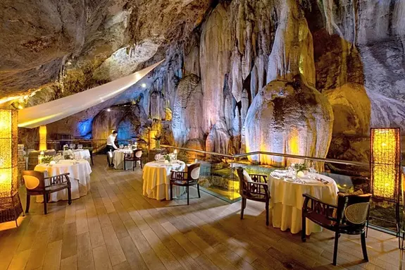 Höhlen-Restaurant im Hotel Banjaran Hotsprings, Ipoh
