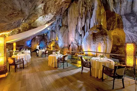 Höhlen-Restaurant im Hotel Banjaran Hotsprings, Ipoh