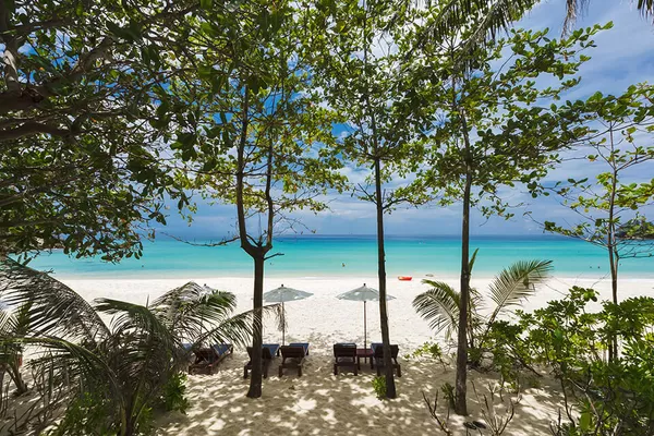 Malerischer Pansea Strand auf Phuket für Badeferien Thailand