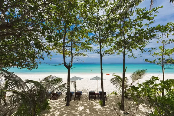 Malerischer Pansea Strand auf Phuket für Badeferien Thailand