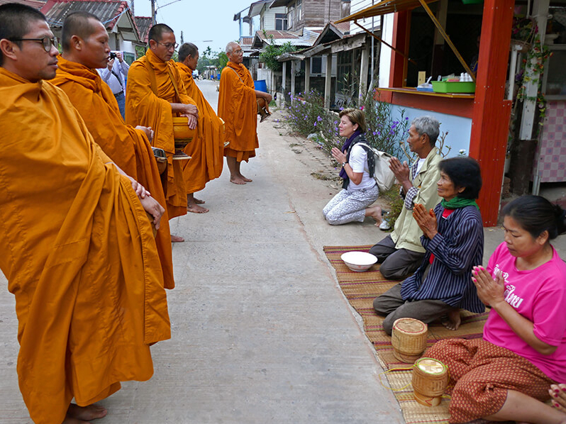 Almosenverteilung an die buddhistischen Mönche in Khon Kaen