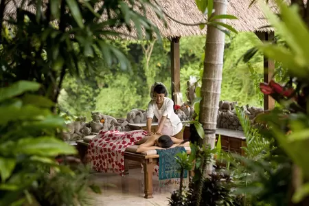 Wohltuende Massage im Spa im Hotel auf Bali