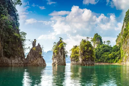 Natur pur mit Karstfelsen und Regenwald im Khao Sok Nationalpark