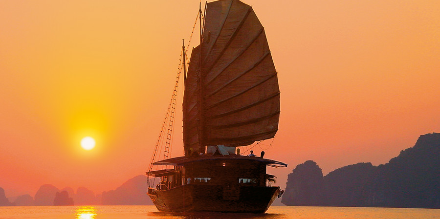 Beste Reisezeit für die Halong Bucht in Vietnam sind Frühling oder Herbst, im Sommer ist Regenzeit