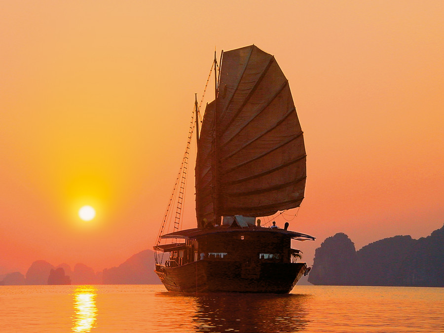 Stimmungsvolle Momente auf einer Dschunke in der Halong Bucht, Vietnam
