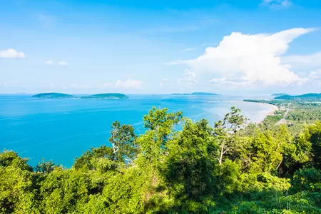 Aussicht auf Dschungel, Strand, Meer und Inselchen in Südthailand