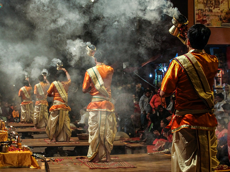 Aarti Zeremonie am Fluss Ganges: ein besonderes Erlebnis auf einer Indien Rundreise