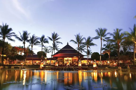 Romantische Abendstimmung im Hotel auf Bali